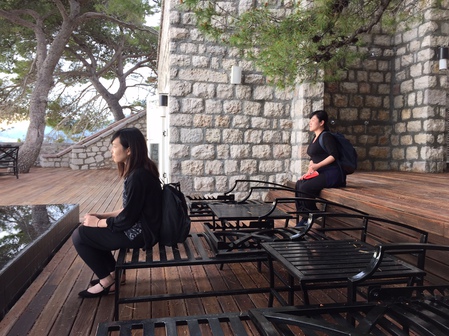 海を見る松野と佐々木